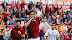 Legendárny Totti oslávil štyridsiatku, AS Rím si ho uctil videom s jeho najkrajšími gólmi