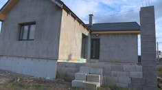 Mladá rodina sa mala do nového domu sťahovať už pred rokom, dodnes sa dívajú len na stavbu