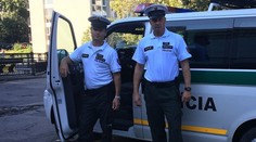 Dvaja policajti mali dnes netradičnú službu. Na D1 sprevádzali rodiacu ženu