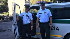 Dvaja policajti mali dnes netradičnú službu. Na D1 sprevádzali rodiacu ženu