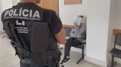 Nahlásila bombu a mobil vyhodila do Váhu. Pre paniku v bankách môže dievča stráviť roky za mrežami