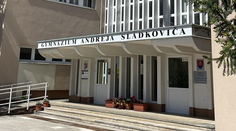 Evakuácia školy v Banskej Bystrici: Výhražný e-mail dostali ešte v utorok, nahlásili ho však až o dva dni