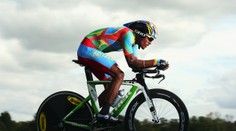 Eritrejský cyklista sa na E3 Harelbeke stratil, fanúšik ho nakŕmil a odel