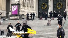 Policajti v New Yorku zastrelili muža, ktorý spustil paľbu pred kostolom