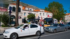 Jazda taxíkom v Chorvátsku sa zmenila na nočnú moru. Vodička mala turistov zamknúť v aute a žiadať stovky eur