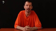 Islamský štát zverejnil nové video so zajatým britským fotoreportérom