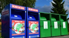Muž zomrel po snahe získať oblečenie, uviazol v zbernom kontajneri