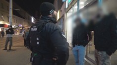 Krádeže, výtržnosti a nadránom sanitky. Strávili sme noc v centre mesta s policajnou hliadkou