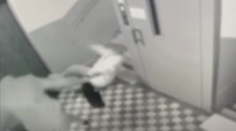 VIDEO: Policajti zverejnili šokujúce zábery. Dospelý chlap brutálne napadol babičku (87)