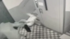 VIDEO: Policajti zverejnili šokujúce zábery. Dospelý chlap brutálne napadol babičku (87)