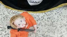 Internetom kolujú fotografie dieťaťa, ktoré podrezáva bábiku po vzore islamistov