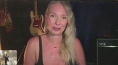 Slovenka stála za bizarnou kampaňou s Ozzym Osbourneom. Naháňal v nej frontmana Red Hot Chili Peppers