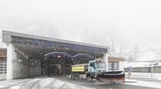 Počasie vyčíňa aj v Rakúsku. Sneženie ochromilo cestnú a železničnú dopravu