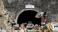 Štyridsať robotníkov je už deväť dní zavalených v rozostavanom tuneli. Vykopú im úplne novú šachtu