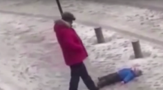 VIDEO: Chlapček sa nevedel postaviť zo zeme, otec ho namiesto pomoci surovo kopol