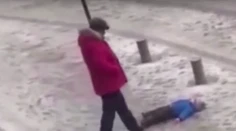VIDEO: Chlapček sa nevedel postaviť zo zeme, otec ho namiesto pomoci surovo kopol