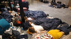 Uviaznutí gymnazisti na letisku v Tokiu spali, kde sa dalo