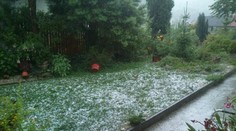 Krajný západ Slovenska zasiahnu búrky s krúpami, bude aj silno fúkať