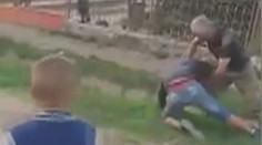 Mladík brutálne zmlátil staršieho muža. Na všetko sa prizerali malé deti