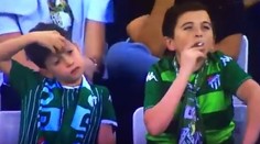 Fajčiaci "chlapec" na tribúne zmiatol sociálne siete. Jeho skutočný vek by neuhádol nikto