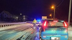 Rušné ráno za Handlovou. Cesta bola neprejazdná pre skrížený kamión