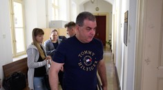 Šéfa modelingovej agentúry, ktorý mal zneužiť 25 dievčat, súdia už roky. Povolili mu dovolenku, obete sú v šoku