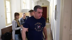 Šéfa modelingovej agentúry, ktorý mal zneužiť 25 dievčat, súdia už roky. Povolili mu dovolenku, obete sú v šoku