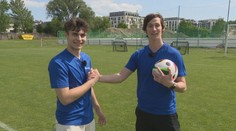 Talent ukázali na pľaci i na ihrisku. Hercov z Pána profesora spája nielen futbal