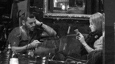 Smutná realita! Stále hľadíme do smartfónov a nevieme sa už ani rozprávať