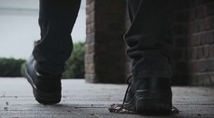 Bytový zlodej pri úteku stúpil do psieho výkalu, ktorý ho prezradil