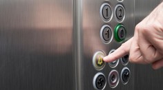 Nikto ju nepočul kričať. Žena sa zasekla vo výťahu, o pár dní ju našli mŕtvu