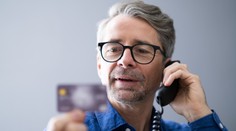 Seniori opäť čelia rozsiahlym podvodom. Páchatelia ich kontaktujú telefonicky