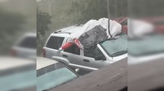 VIDEO: Muž obetoval vlastné telo, aby ochránil auto pred krúpami. Baví sa na ňom internet