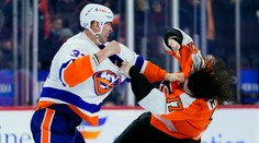 VIDEO: Zdeno Chára sa opäť pobil, jeho tím sa radoval z triumfu po nájazdoch