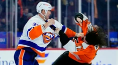 VIDEO: Zdeno Chára sa opäť pobil, jeho tím sa radoval z triumfu po nájazdoch