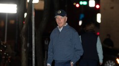 Do vozidla Bidenovej ochranky vrazilo auto. Agenti naň vytiahli zbrane