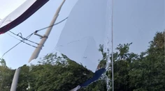Polícia v Budapešti už zadržala muža, ktorý hodil kameň na autobus Slovana