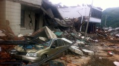 Počet obetí zemestrasenia v Číne sa blíži k 400