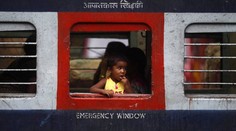 Vlak sa zrazil so školským autobusom, zomrelo 13 indických detí