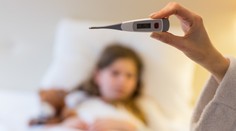 Dieťa môže mať aj 39,5 °C a veselo sa hrať. Pediatri vysvetlili, kedy spozornieť
