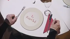 Unikátna reštaurácia. Kuchár chodí po stole a varí na tanieri