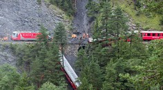 Nehoda vlaku v Alpách si vyžiadala 11 zranených. Jeden vozeň visel nad zrázom
