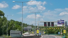 Na diaľnici D2 za tunelom Sitina sa zrazili tri autá, tvoria sa kolóny