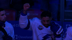Počas hymny sa už protestuje aj v NHL. Zaťatú päsť zdvihol prvý hokejista