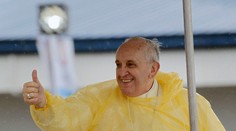 Pápeža v žltom pršiplášti vítalo 150 000 veriacich zo zničeného mesta