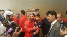 Pred rokom svet dojali fotky s jeho „igelitkovým dresom“. Teraz sa stretol s idolom