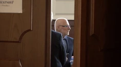 Na súde vypovedal otec, ktorý zabudol dvojročnú dcéru v rozpálenom aute