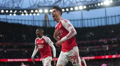 Arsenal sa dočkal vytúženého titulu. Manchester City stratil nádej po remíze v dohrávke