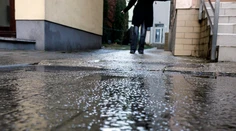 Varovanie meteorológov aj polície. Nebezpečná poľadovica komplikuje dopravu