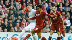 United remizoval s Liverpoolom, City nadelilo Stoke sedem gólov